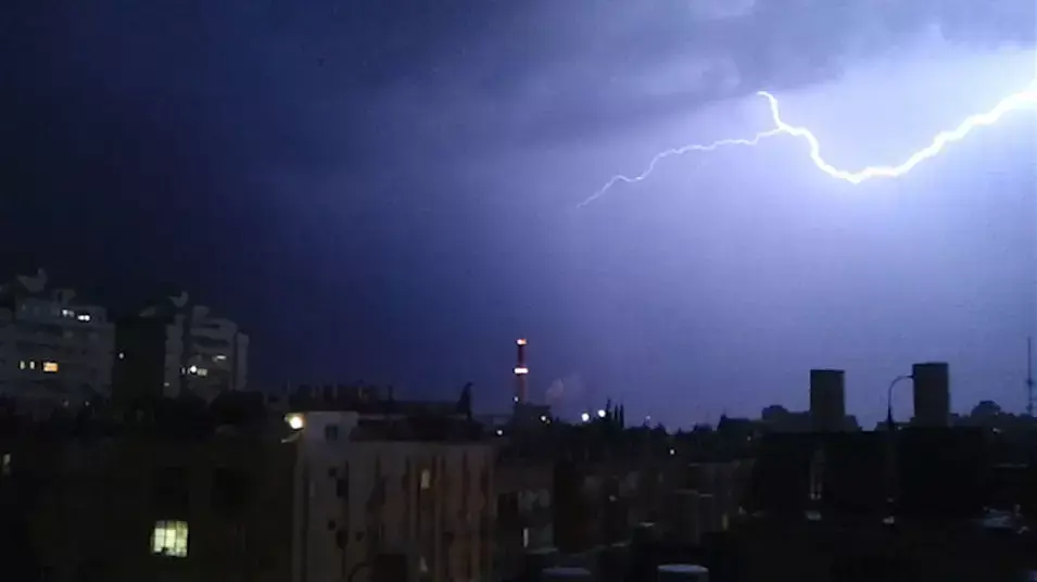 לילה כיום יאיר: סופת ברקים בשמי תל אביב