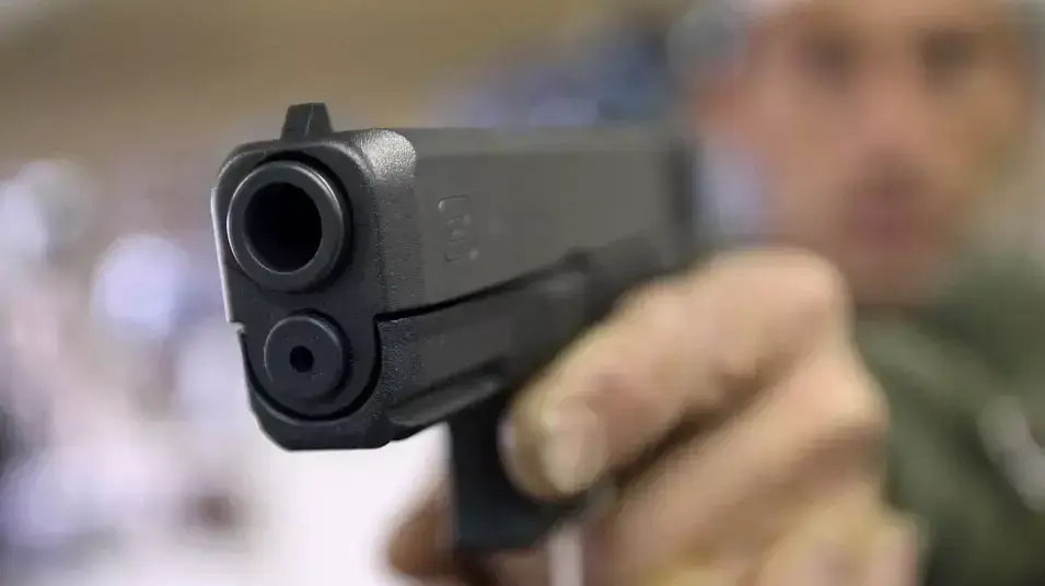 אקדח גלוק מוצע למכירה בחנות guns-r-us בפיניקס, אריזונה. דצמבר 2012