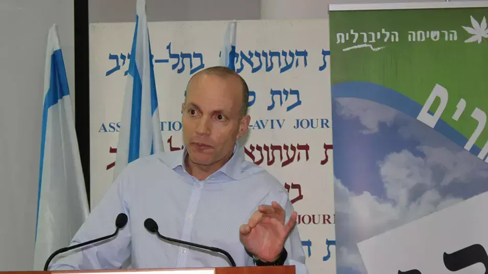 פרופ' עומר מואב מציג את התכנית הכלכלית של עלה ירוק  הרשימה הליברלית, תל אביב, 6 ינואר 2012