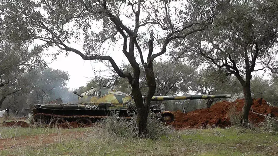 טנק של המורדים ליד בסיס תפתנאז במחוד אידליב. סוריה, ינואר 2013 טנק של המורדים ליד בסיס תפתנאז במחוד אידליב. סוריה, ינואר 2013
