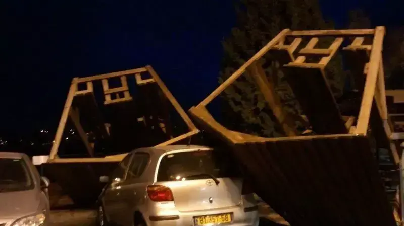 פרגולות שקרסו על מכונית בירושלים, 7 בינואר 2013 פרגולות שקרסו על מכונית בירושלים, 7 בינואר 2013