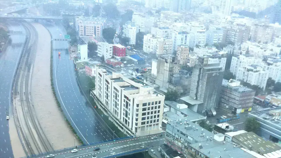 נחל איילון עולה על גדותיו בתל איב