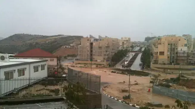 שכונת חפציבה במודיעין עילית הוצפה בעקבות הגשמים. השכונה נותקה משאר העיר שכונת חפציבה במודיעין עילית הוצפה בעקבות הגשמים. השכונה נותקה משאר העיר