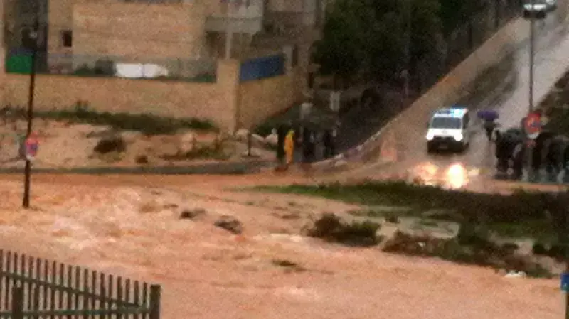שכונת חפציבה במודיעין עילית הוצפה בעקבות הגשמים. השכונה נותקה משאר העיר שכונת חפציבה במודיעין עילית הוצפה בעקבות הגשמים. השכונה נותקה משאר העיר