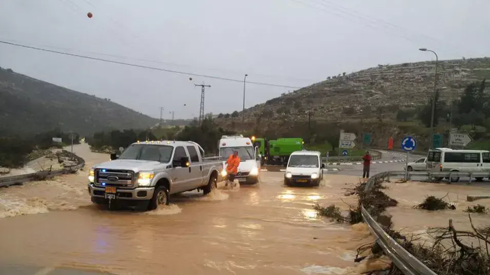 תמונות הצפה צומת הדואר ברמאללה וחילוץ רכב פלסטיני, ינואר 2013