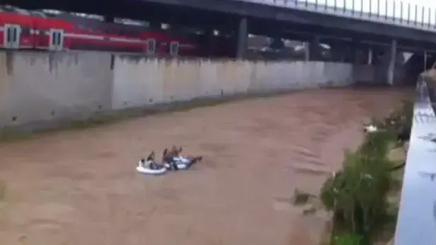 שטים באבובים בנחל איילון המוצף שטים באבובים בנחל איילון המוצף