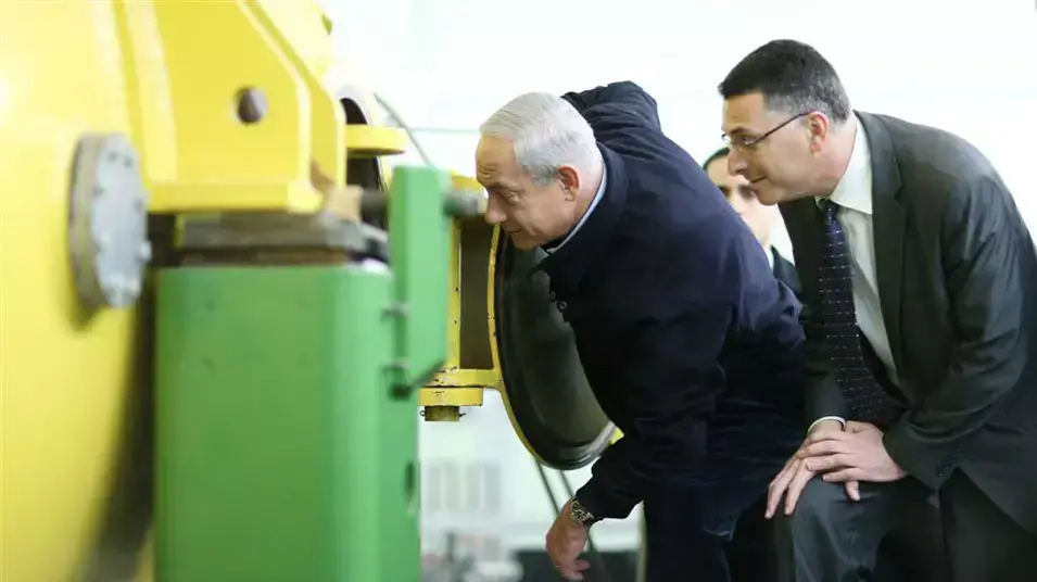 רוה"מ בנימין נתניהו ושר החינוך גדעון סער באוניברסיטת אריאל, ינואר 2013 רוה"מ בנימין נתניהו ושר החינוך גדעון סער באוניברסיטת אריאל, ינואר 2013