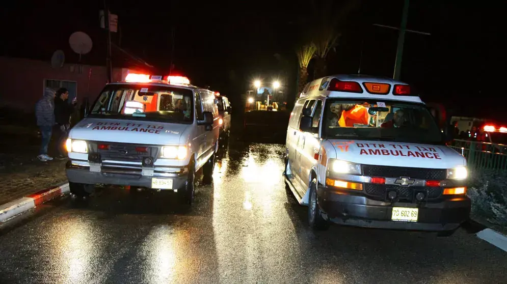 כוחות ההצלה מפנים תושבים שנלכדו בהצפות בחדרה, 8 בינואר 2013 כוחות ההצלה מפנים תושבים שנלכדו בהצפות בחדרה, 8 בינואר 2013