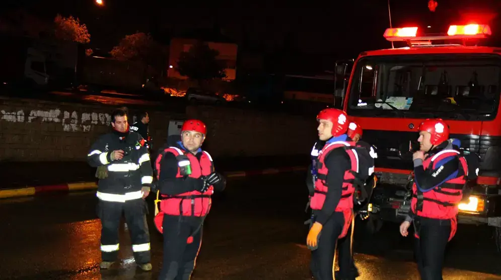 כוחות ההצלה מפנים תושבים שנלכדו בהצפות בחדרה, 8 בינואר 2013 כוחות ההצלה מפנים תושבים שנלכדו בהצפות בחדרה, 8 בינואר 2013