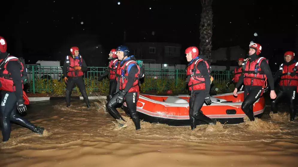 חילוץ תושבים בשל ההצפות בחדרה, ינואר 2013 חילוץ תושבים בשל ההצפות בחדרה, ינואר 2013