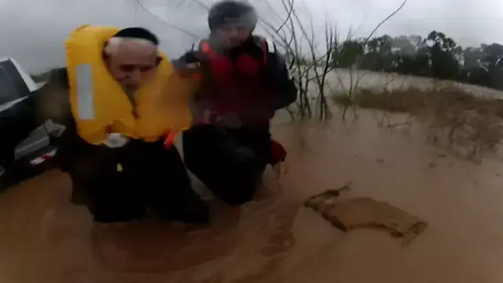 תיעוד נדיר: נתקע עם רכבו בהצפות - וחולץ בשלום