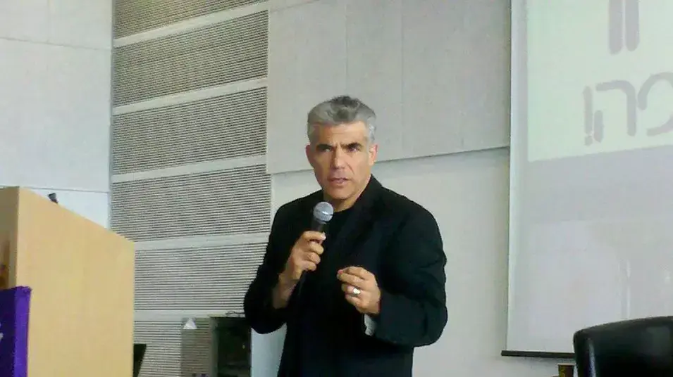 לפיד:" לא נשב בממשלה שלא תגייס חרדים"