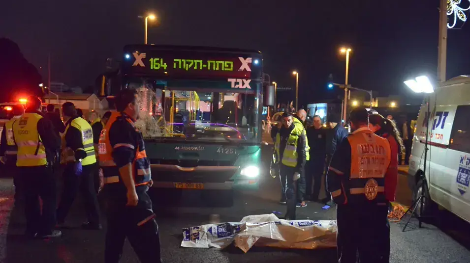 זירת התאונה בפתח תקווה בה נהרגו שני בני אדם, 9 ינואר 2013 זירת התאונה בפתח תקווה בה נהרגו שני בני אדם, 9 ינואר 2013