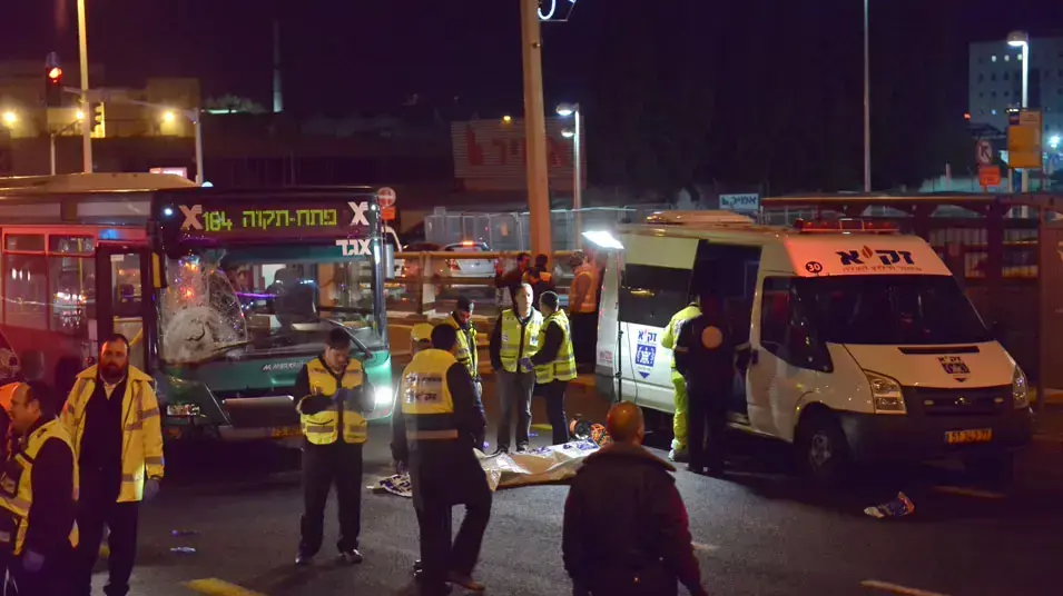 זירת התאונה בפתח תקווה בה נהרגו שני בני אדם, 9 ינואר 2013 זירת התאונה בפתח תקווה בה נהרגו שני בני אדם, 9 ינואר 2013