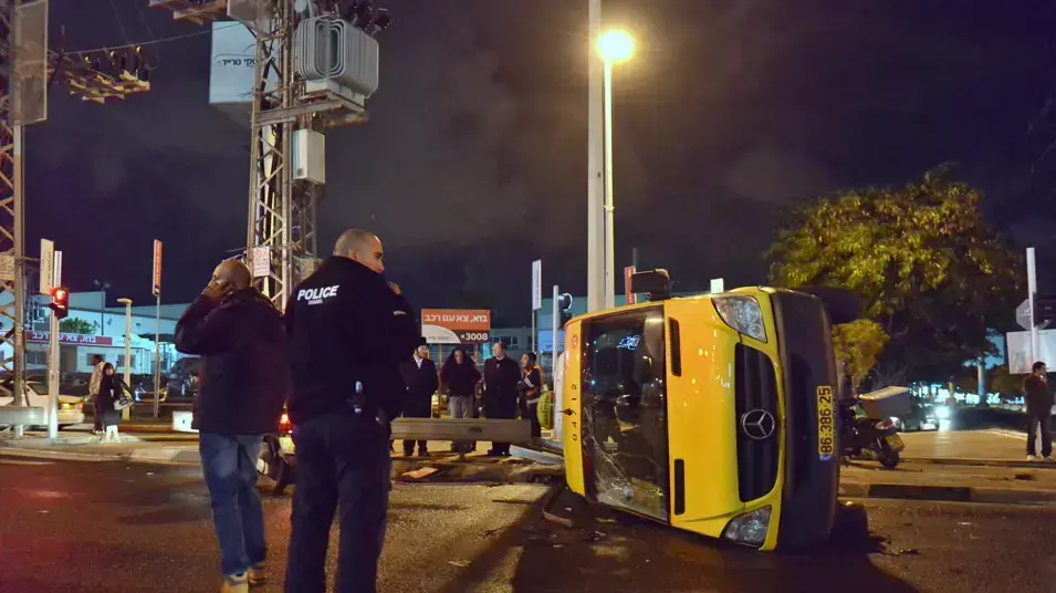 עשרה בני אדם נפצעו קל בהתהפכות מונית שירות ברחוב ז'בוטינסקי בפתח תקווה עשרה בני אדם נפצעו קל בהתהפכות מונית שירות ברחוב ז'בוטינסקי בפתח תקווה