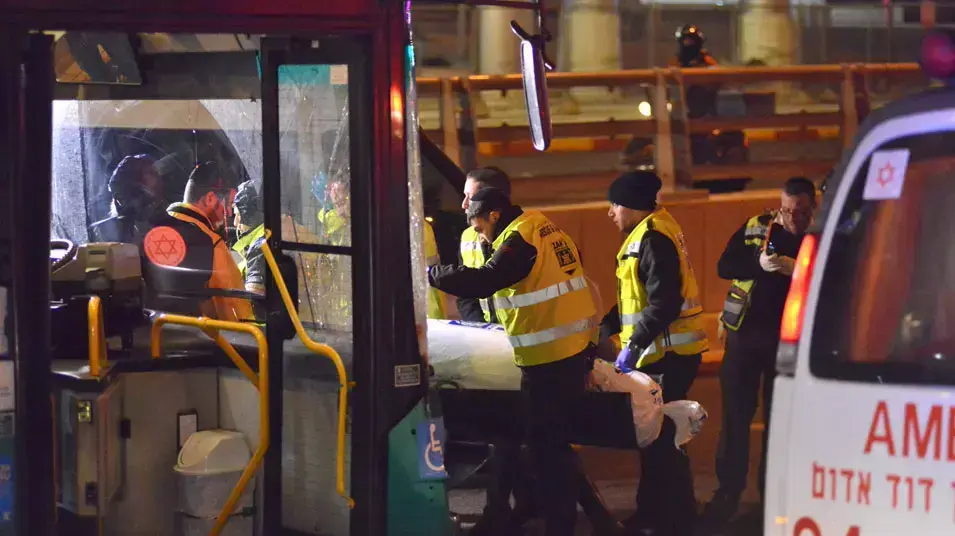 שני הולכי רגל נהרגו מפגיעת אוטובוס ברחוב ז'בוטינסקי בפתח תקווה שני הולכי רגל נהרגו מפגיעת אוטובוס ברחוב ז'בוטינסקי בפתח תקווה