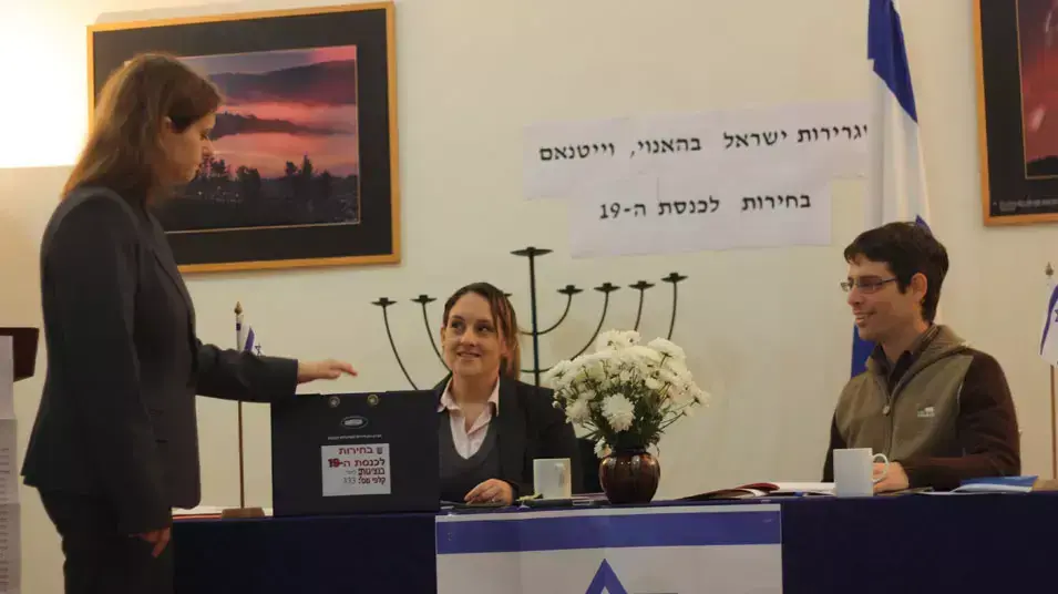 מירב אילון שחר, שגרירת ישראל בוייטנאם, מצביעה בשגרירות ישראל בהאנוי, ינואר 2013 מירב אילון שחר, שגרירת ישראל בוייטנאם, מצביעה בשגרירות ישראל בהאנוי, ינואר 2013