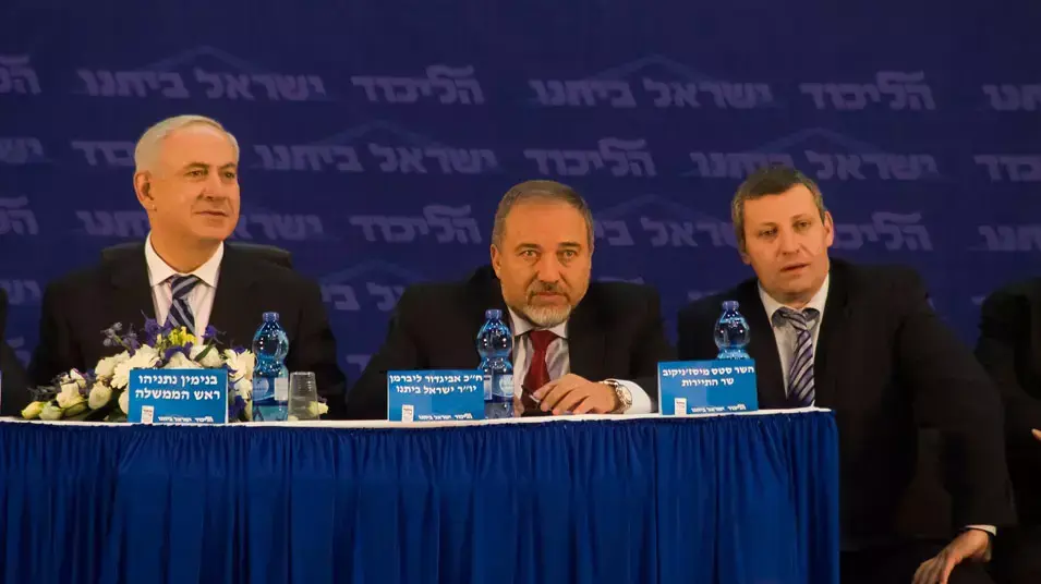 רוה"מ בנימין נתניהו, יו"ר ישראל ביתינו אביגדור ליברמן ושר התיירות סטס מיסז'ניקוב בכנס פעילים בראשון לציון, ינואר 2013 רוה"מ בנימין נתניהו, יו"ר ישראל ביתינו אביגדור ליברמן ושר התיירות סטס מיסז'ניקוב בכנס פעילים בראשון לציון, ינואר 2013