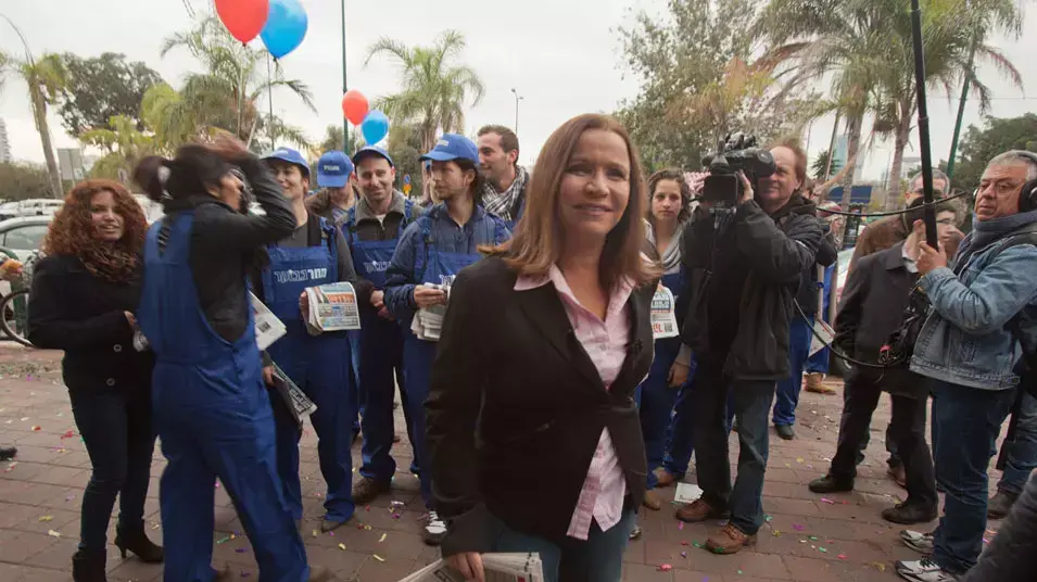 שלי יחימוביץ' ופעילי העבודה מחלקים את העיתון "מחר בבוקר" ברכבת מרכז, ינואר 2013 שלי יחימוביץ' ופעילי העבודה מחלקים את העיתון "מחר בבוקר" ברכבת מרכז, ינואר 2013