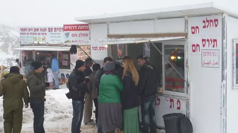 מטיילים בכניסה לאתר החרמון מטיילים בכניסה לאתר החרמון