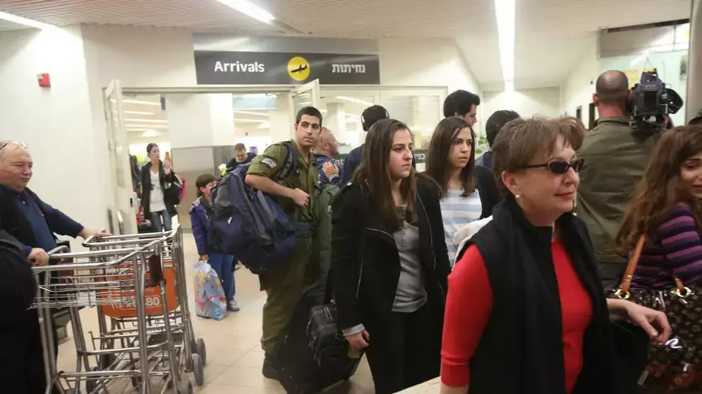 נוסעי טיסת ארקיע שנחתה נחיתת חירום עוזבים את נתב"ג, ינואר 2013 נוסעי טיסת ארקיע שנחתה נחיתת חירום עוזבים את נתב"ג, ינואר 2013