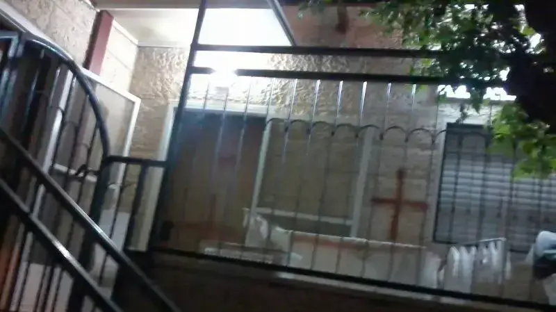 צלבים רוססו על דלתות הכניסה של בתי חרדים בשכונת נחלאות בירושלים, ינואר 2013 צלבים רוססו על דלתות הכניסה של בתי חרדים בשכונת נחלאות בירושלים, ינואר 2013