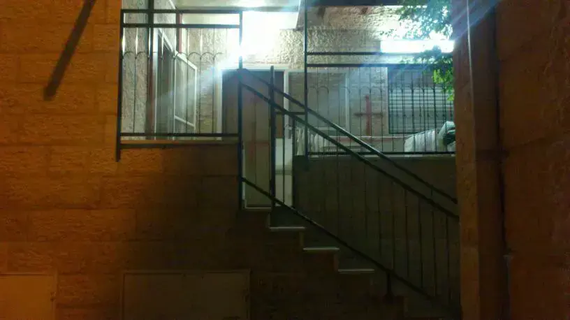 צלבים רוססו על דלתות הכניסה של בתי חרדים בשכונת נחלאות בירושלים, ינואר 2013