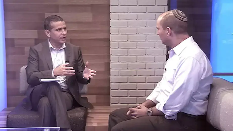 יו"ר הבית היהודי נפתלי בנט בראיון עם ינון מגל באולפן וואלה, ינואר 2013 יו"ר הבית היהודי נפתלי בנט בראיון עם ינון מגל באולפן וואלה, ינואר 2013