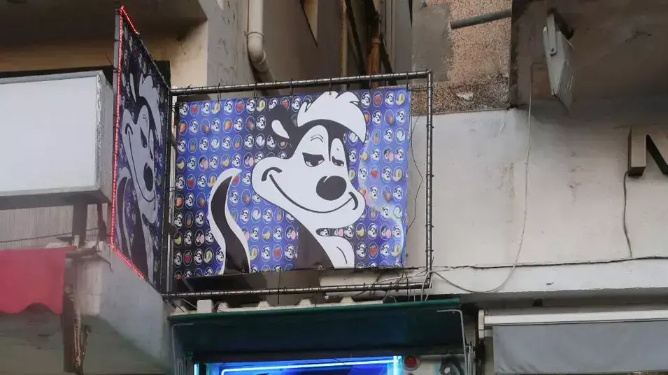 קיוסק באלנבי המוכר באופן חוקי סמים הגורמים לתופעות לוואי, ינואר 2013