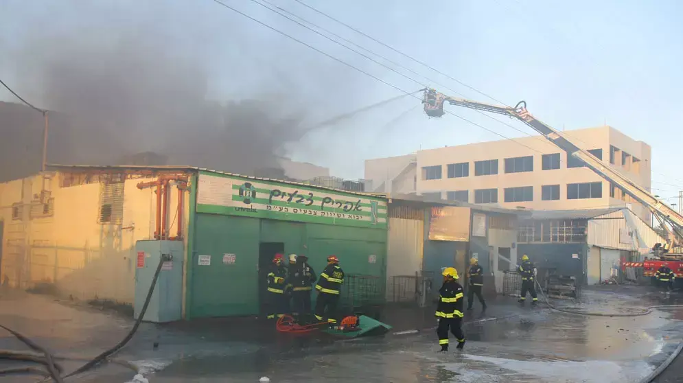 שריפה במפעל צבעים באזור התעשיה בנתניה, ינואר 2013 שריפה במפעל צבעים באזור התעשיה בנתניה, ינואר 2013