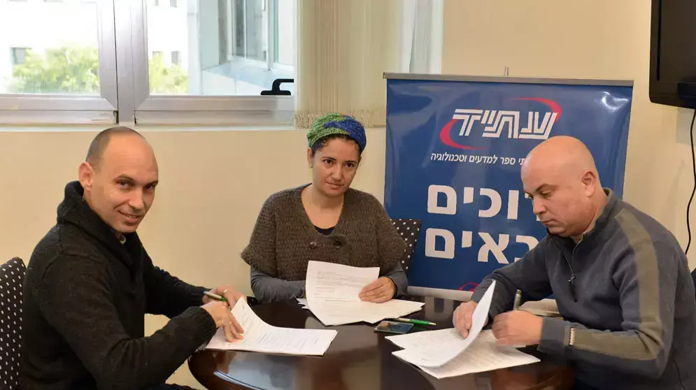מנכ"ל רשת חינוך עתיד עמיעד גורביץ, (משמאל), וחברי הנהגת כח לעובדים - עינת אברהמי ועמי וטורי, ינואר 2013 מנכ"ל רשת חינוך עתיד עמיעד גורביץ, (משמאל), וחברי הנהגת כח לעובדים - עינת אברהמי ועמי וטורי, ינואר 2013