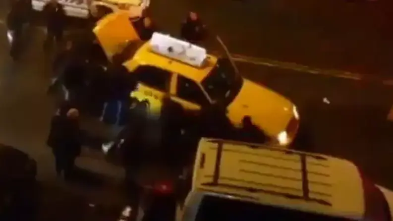שוטרים מחלצים צעיר שנלכד מתחת למונית. ברונקס, ניו יורק, ינואר 2013 שוטרים מחלצים צעיר שנלכד מתחת למונית. ברונקס, ניו יורק, ינואר 2013