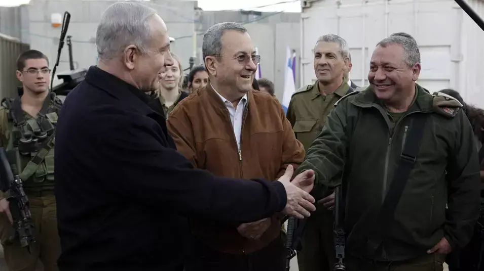 רוה"מ בנימין נתניהו, שר הביטחון אהוד ברק וסגן הרמטכ"ל גדי אייזנקוט בביקור רוה"מ בעוטף עזה, ינואר 2013 רוה"מ בנימין נתניהו, שר הביטחון אהוד ברק וסגן הרמטכ"ל גדי אייזנקוט בביקור רוה"מ בעוטף עזה, ינואר 2013