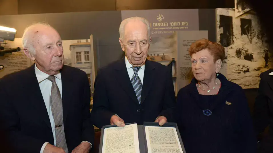 נשיא המדינה שמעון פרס והלוחמים חוורבן פולמן רבן וקז'יק רותם, ואייל צוקרמן נכדתם של יצחק אנטק צוקרמן וצביה צוקרמן באירוע לציון 70 שנה לפרוץ מרד גטו ורשה, ינואר 2013 נשיא המדינה שמעון פרס והלוחמים חוורבן פולמן רבן וקז'יק רותם, ואייל צוקרמן נכדתם של יצחק אנטק צוקרמן וצביה צוקרמן באירוע לציון 70 שנה לפרוץ מרד גטו ורשה, ינואר 2013