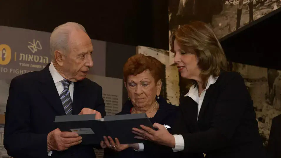 נשיא המדינה שמעון פרס והלוחמים חוורבן פולמן רבן וקז'יק רותם, ואייל צוקרמן נכדתם של יצחק אנטק צוקרמן וצביה צוקרמן באירוע לציון 70 שנה לפרוץ מרד גטו ורשה, ינואר 2013 נשיא המדינה שמעון פרס והלוחמים חוורבן פולמן רבן וקז'יק רותם, ואייל צוקרמן נכדתם של יצחק אנטק צוקרמן וצביה צוקרמן באירוע לציון 70 שנה לפרוץ מרד גטו ורשה, ינואר 2013