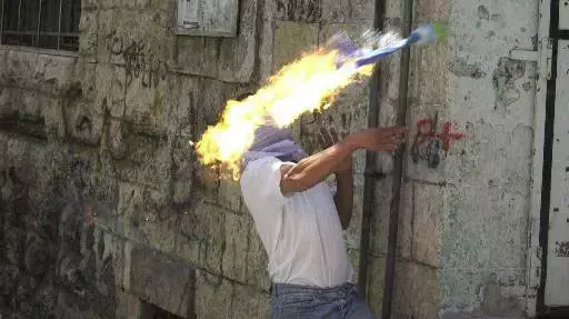 צעיר פלסטיני משליך בקבוק תבערה