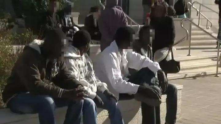 מבקשי מקלט נדרשים לחכות מחוץ ללשכת האוכלוסין בקניון רמלה, ינואר 2013 מבקשי מקלט נדרשים לחכות מחוץ ללשכת האוכלוסין בקניון רמלה, ינואר 2013