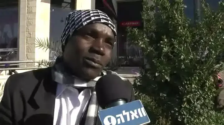 מבקשי מקלט נדרשים לחכות מחוץ ללשכת האוכלוסין בקניון רמלה, ינואר 2013 מבקשי מקלט נדרשים לחכות מחוץ ללשכת האוכלוסין בקניון רמלה, ינואר 2013