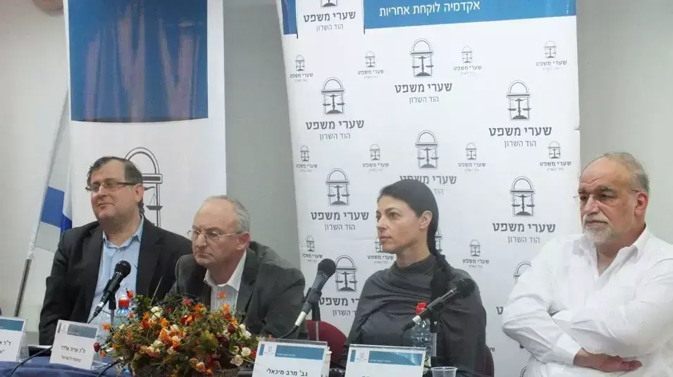 פאנל פוליטי בנושא סירוב פקודה במכללת שערי משפט, ינואר 2013 פאנל פוליטי בנושא סירוב פקודה במכללת שערי משפט, ינואר 2013