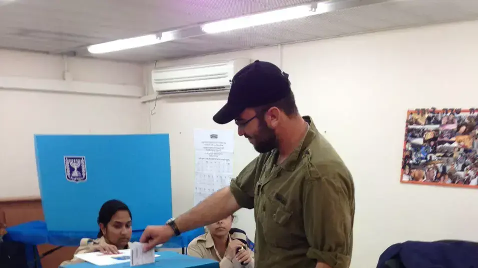 חיילים מצביעים בבסיס חיל הים בנמל אשדוד, ינואר 2013 חיילים מצביעים בבסיס חיל הים בנמל אשדוד, ינואר 2013