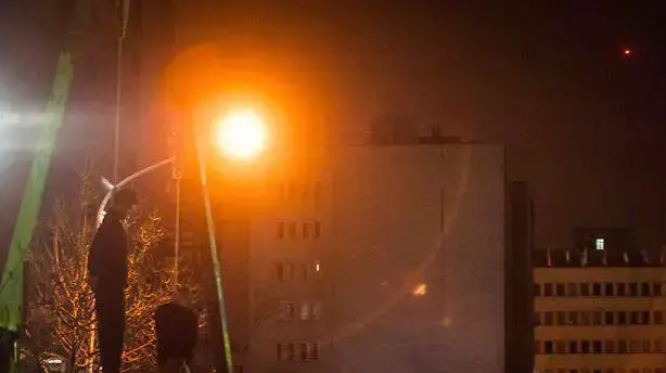 שני צעירים שביצעו שוד מזוין בטהרן נתלו בכיכר העיר. אירן, ינואר 2012 שני צעירים שביצעו שוד מזוין בטהרן נתלו בכיכר העיר. אירן, ינואר 2012