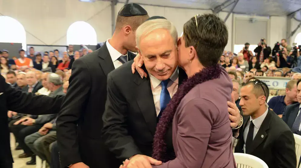 ראש הממשלה בנימין נתניהו בהלווייתו של רון נחמן, ראש העיר אריאל, ינואר 2013 ראש הממשלה בנימין נתניהו בהלווייתו של רון נחמן, ראש העיר אריאל, ינואר 2013