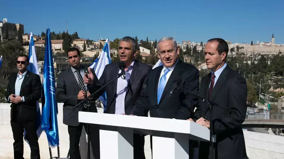 רוהמ בנימין נתניהו השר משה כחלון וראש העיר ירושלים ניר ברקת במרכז מורשת מנחם בגין, ינואר 2013 רוהמ בנימין נתניהו השר משה כחלון וראש העיר ירושלים ניר ברקת במרכז מורשת מנחם בגין, ינואר 2013