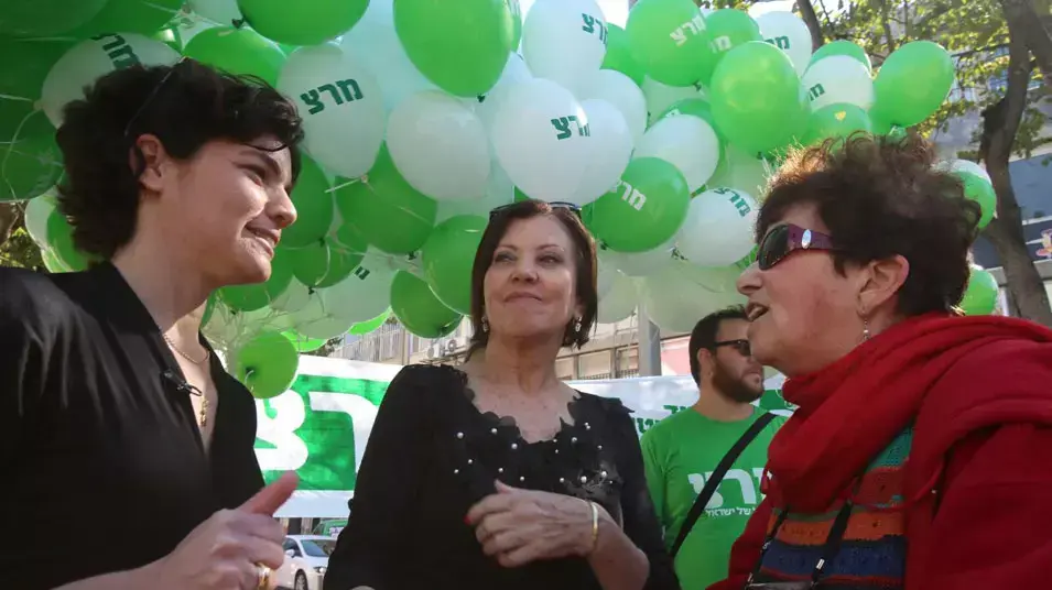 מרצ יוצאת לרחבת הסינמטק לקרא למצביעים, זהבה גלאון ותמר זנדברג , ינואר 2013