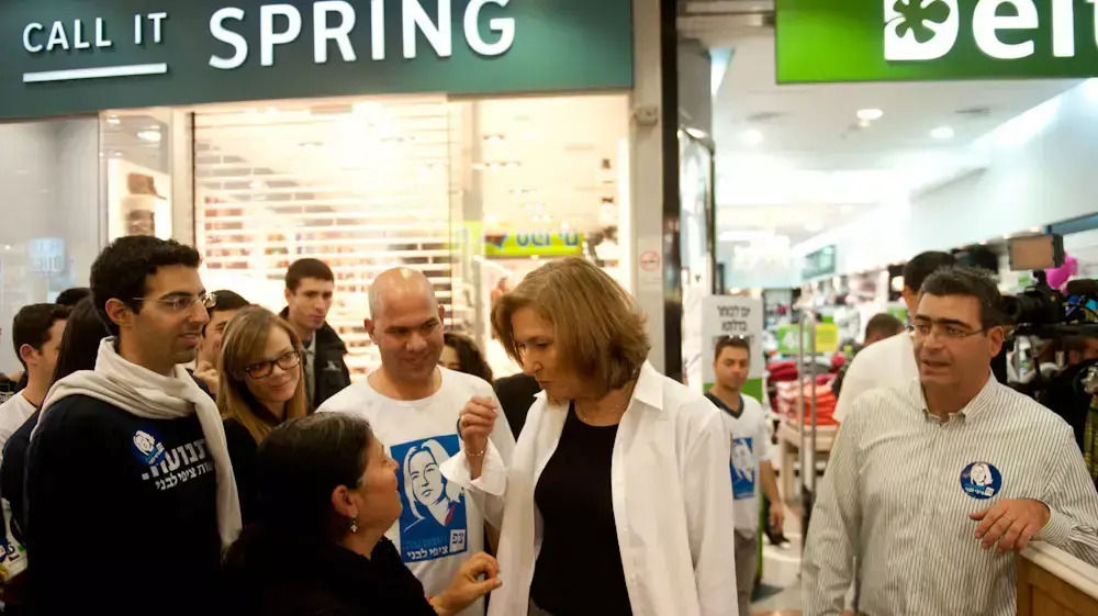 יור התנועה ציפי לבני קוראת למצביעים בקניון עזריאלי, ינואר 2013
