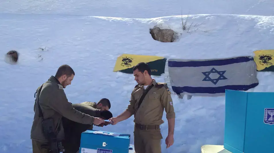 חיילי גולני מצביעים בהר חרמון, ינואר 2013 חיילי גולני מצביעים בהר חרמון, ינואר 2013