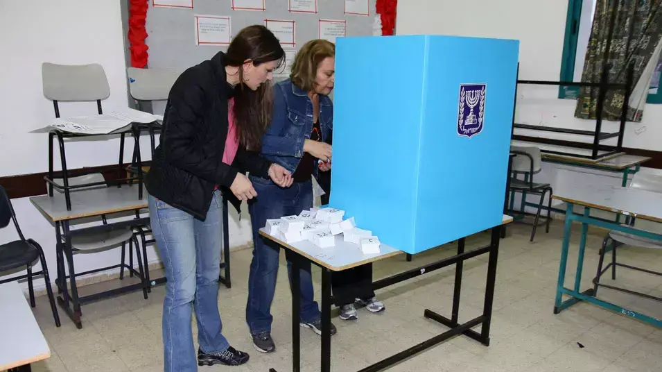 ראשוני הבוחרים בקלפי הבוקר בחדרה, ינואר 2013 ראשוני הבוחרים בקלפי הבוקר בחדרה, ינואר 2013