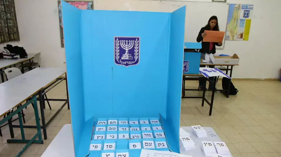 ראשוני הבוחרים בקלפי הבוקר בחדרה, ינואר 2013 ראשוני הבוחרים בקלפי הבוקר בחדרה, ינואר 2013