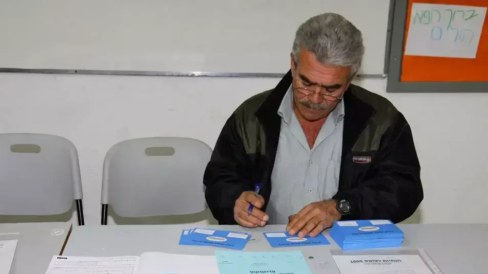 פתיחת יום הבחירות בוועדת קלפי בחדרה, ינואר 2013 פתיחת יום הבחירות בוועדת קלפי בחדרה, ינואר 2013