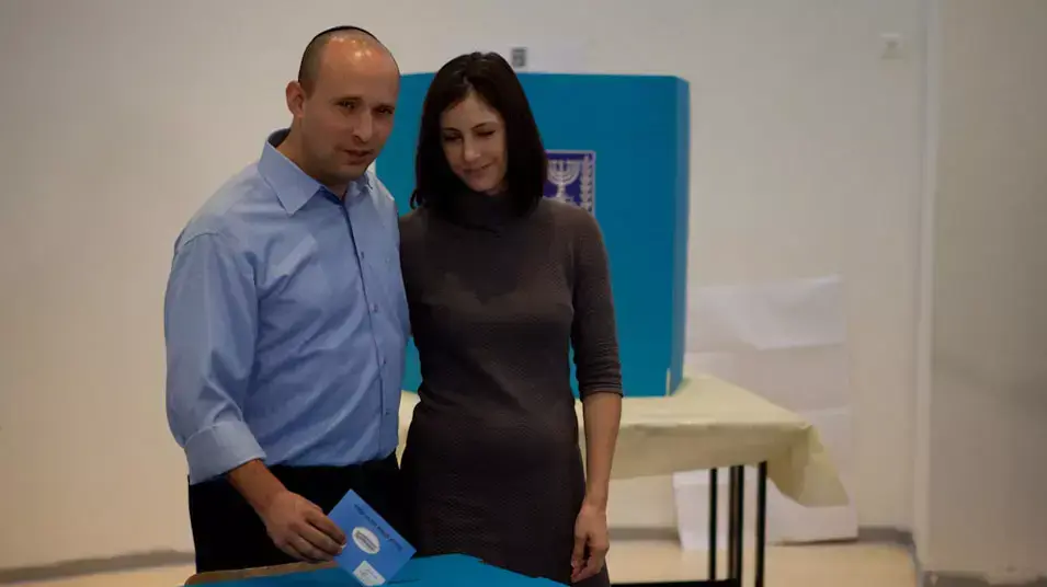 נפתלי בנט ורעייתו בקלפי, ינואר 2013 נפתלי בנט ורעייתו בקלפי, ינואר 2013